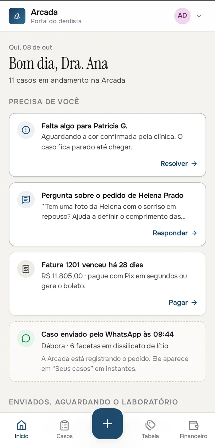 Portal do dentista no celular, com a marca do laboratório: o que falta para cada caso, perguntas, fatura com Pix e um caso que chegou pelo WhatsApp